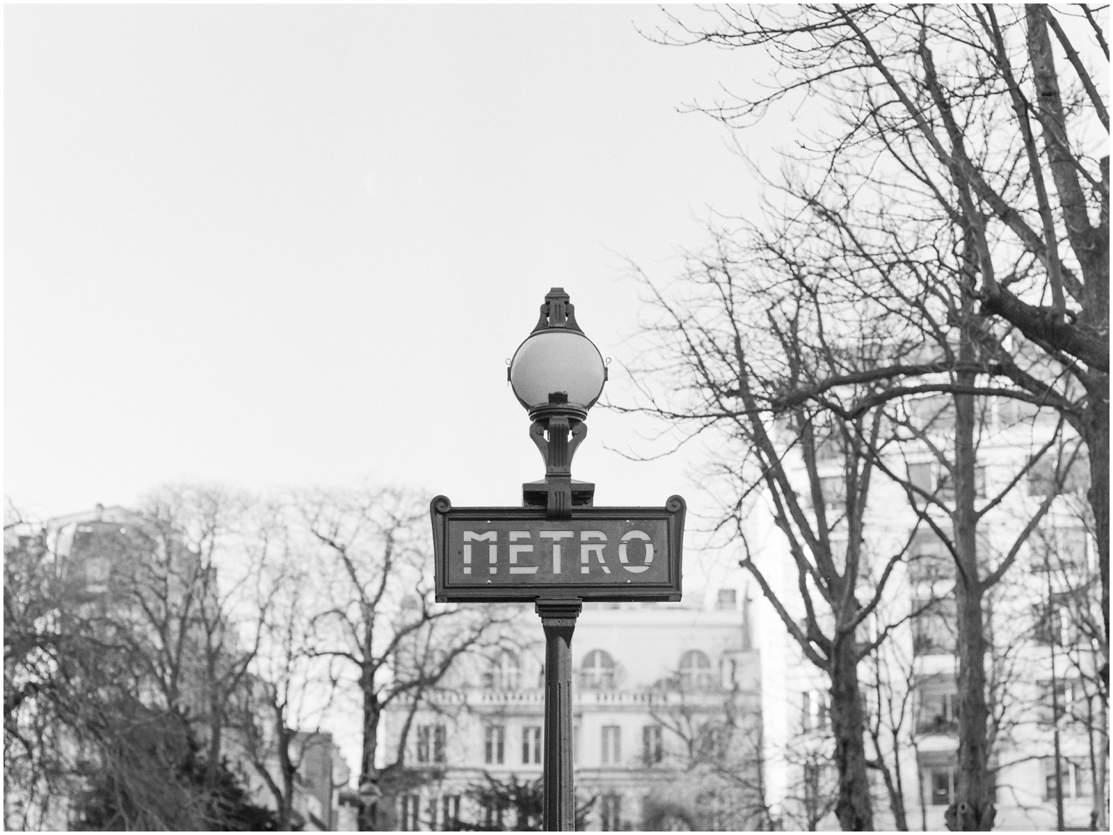 paris metro sign